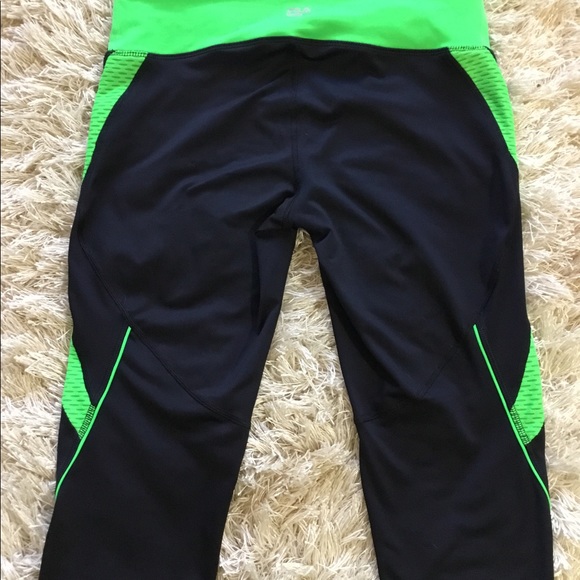 FILA Womens size M MEDIUM LIVE IN MOTION YOGA CAPRIS - Picture 3 of 4